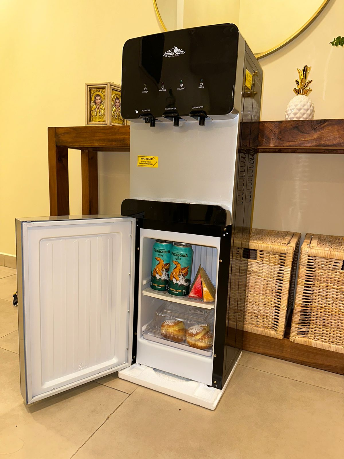 PEDESTAL BLACK GLASS CON FRIGOBAR + 2 BIDONES (incluye envases retornable)